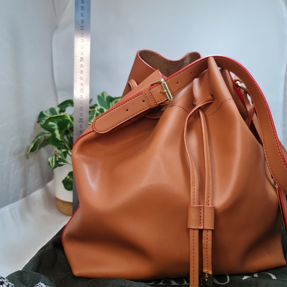 ★MOVING SALE★ Vince Camuto 'Leila' oversized drawstring bucket tote in Bourbon - Picture 6 of 9